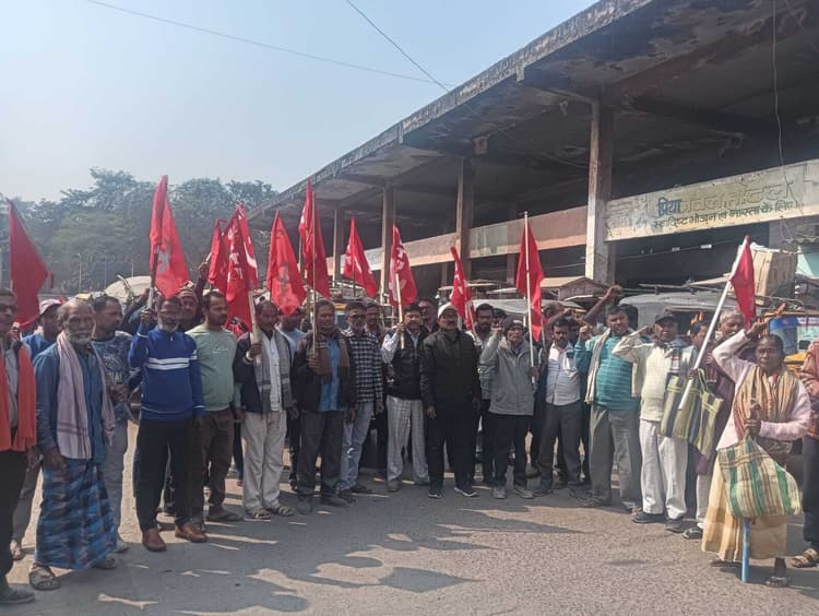 आम हड़ताल के समर्थन में जिला ऑटो एसोसिएशन ने किया प्रदर्शन