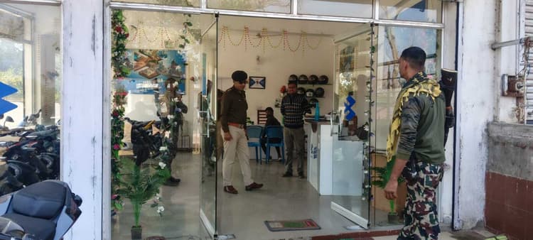 सीसीटीवी कैमरा लगाने के लिए थानाध्यक्ष ने लोगों को किया जागरूक