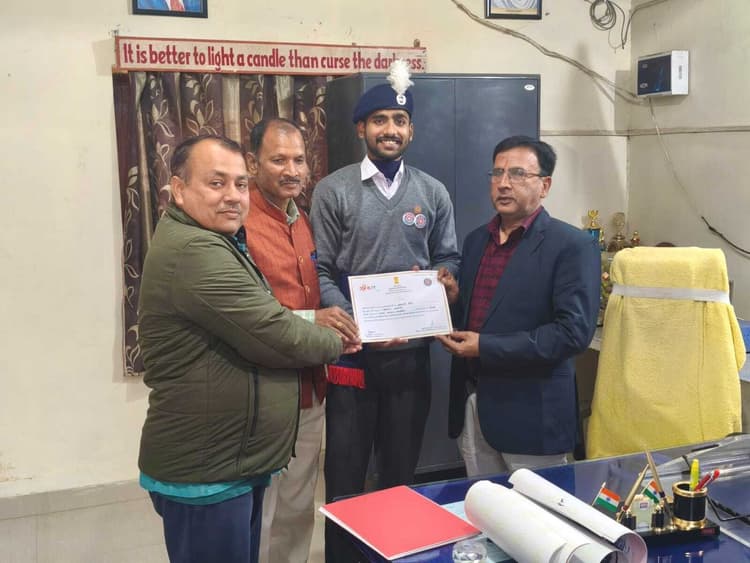 कर्तव्य पथ पर परेड में शामिल छात्र को प्राचार्य ने किया सम्मानित