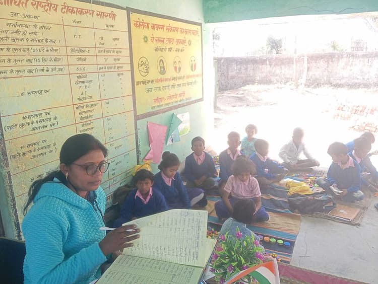 East Singhbhum News : भूमि विवाद में फंसा बारुनिया स्कूल का निर्माण, क्लब के बरामदे में पढ़ रहे बच्चे