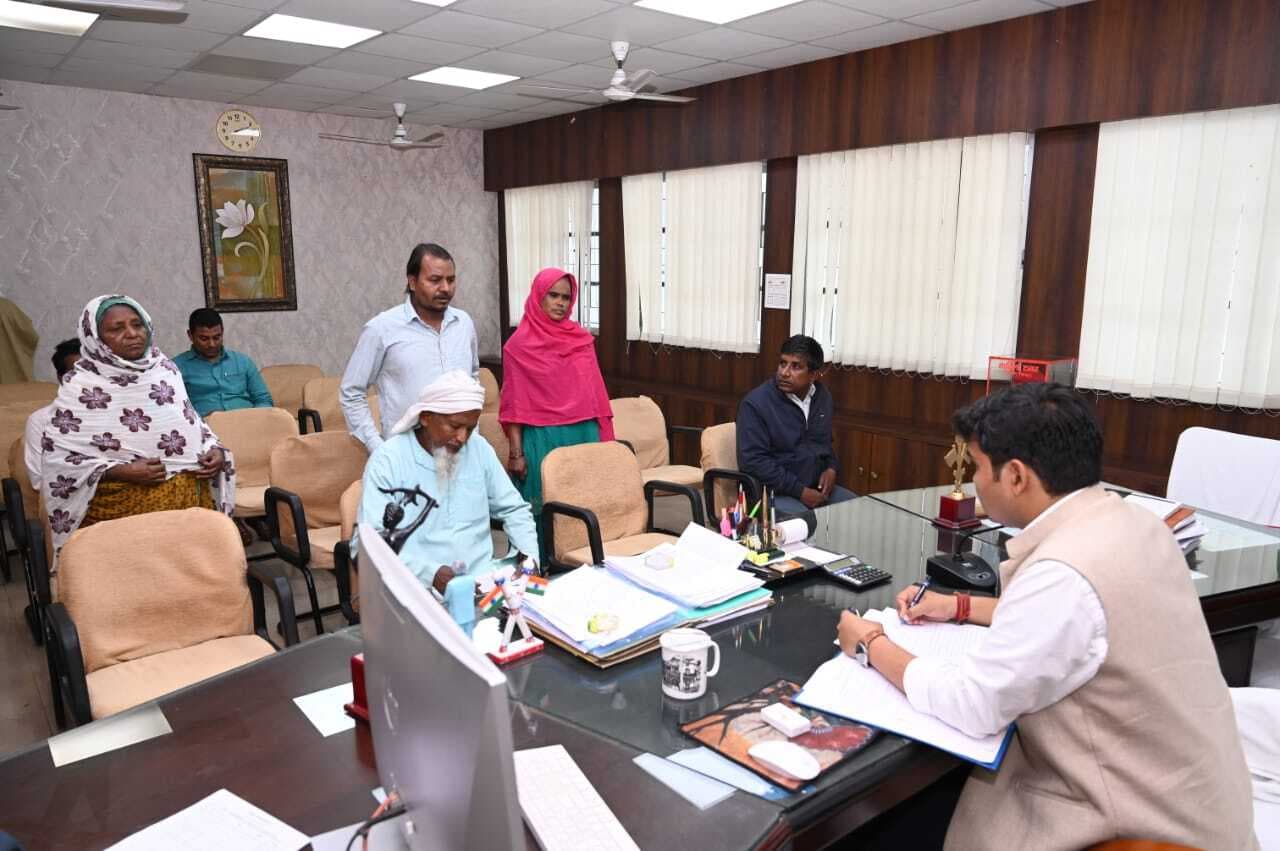 जनता दरबार में डीसी ने सुनी आमजनों की समस्याएं