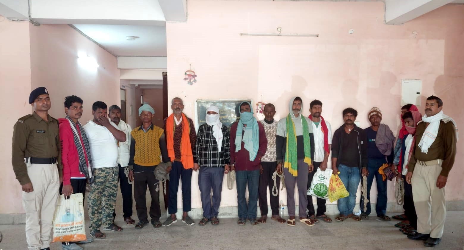 शराब के साथ तीन तस्कर व 12 शराबी गिरफ्तार