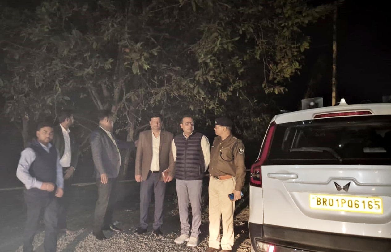 नियमों का पालन करें व अवैध गतिविधियों की जानकारी प्रशासन को दें