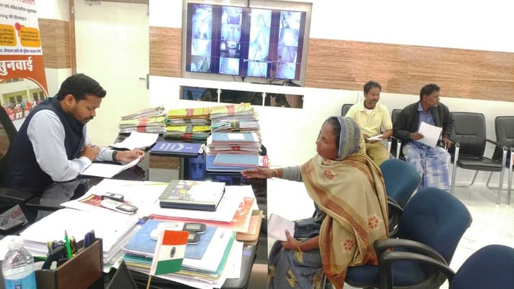 सात निश्चय 3 के अंतर्गत सबका सम्मान–जीवन आसान को प्रभावी बनाने हेतु जिला पदाधिकारी ने आमजनों की समस्याएं सुनीं