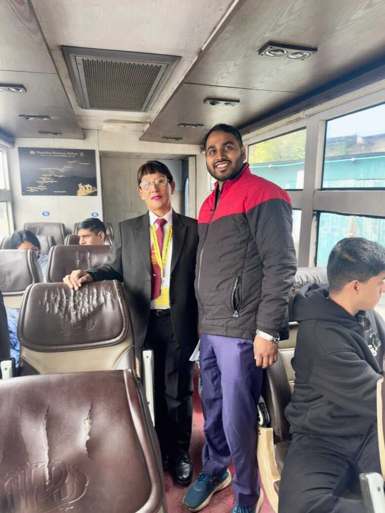 दार्जिलिंग हिमालयन रेलवे में टूर ड्यूटी करने वाली पहली महिला टीटीई बनीं सरिता योल्मो