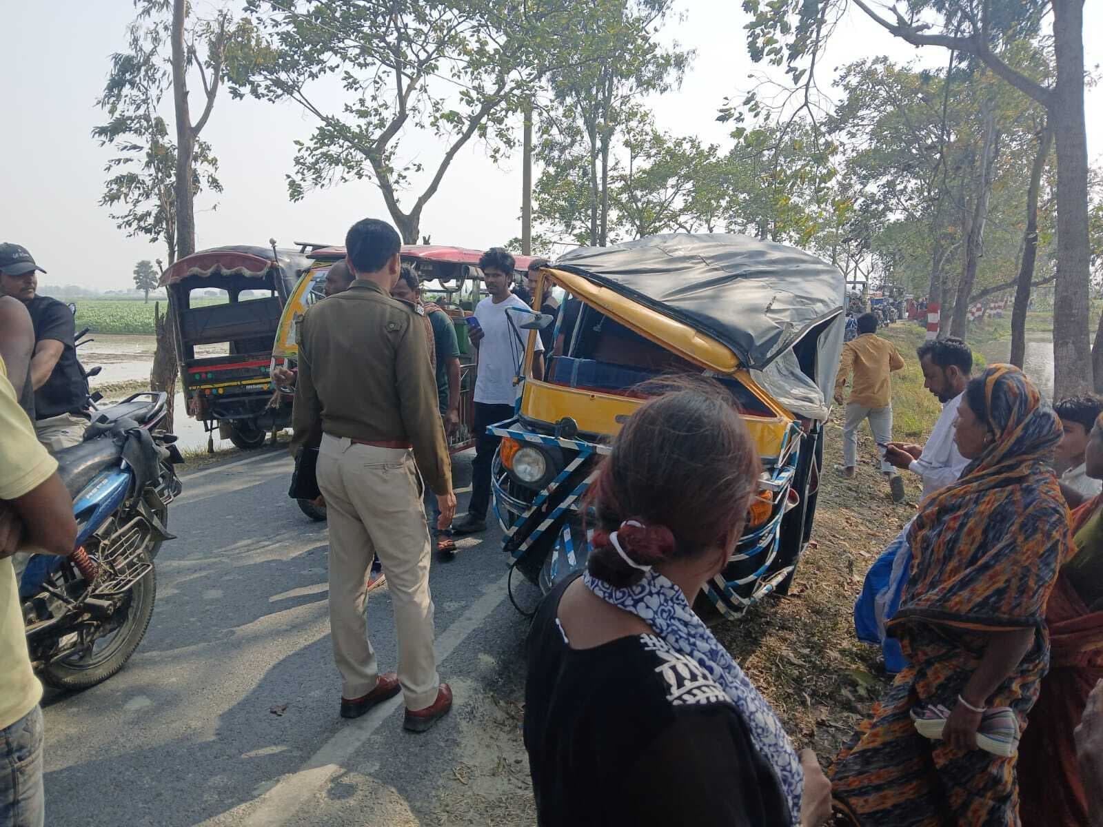 गढ्ढे में पलटी ऑटो, चार यात्री गंभीर रूप से जख्मी