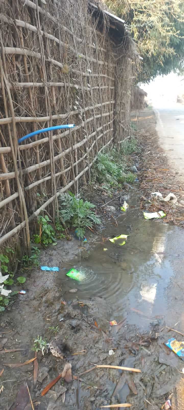 नाली में बह रहा नल जल योजना का पानी