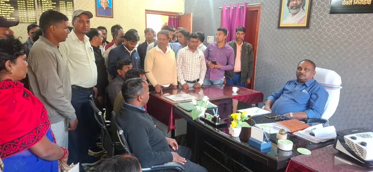 Giridih News :प्रशिक्षण में मेन्यू के अनुसार भोजन व प्रशिक्षण किट नहीं मिलने पर जताया विरोध