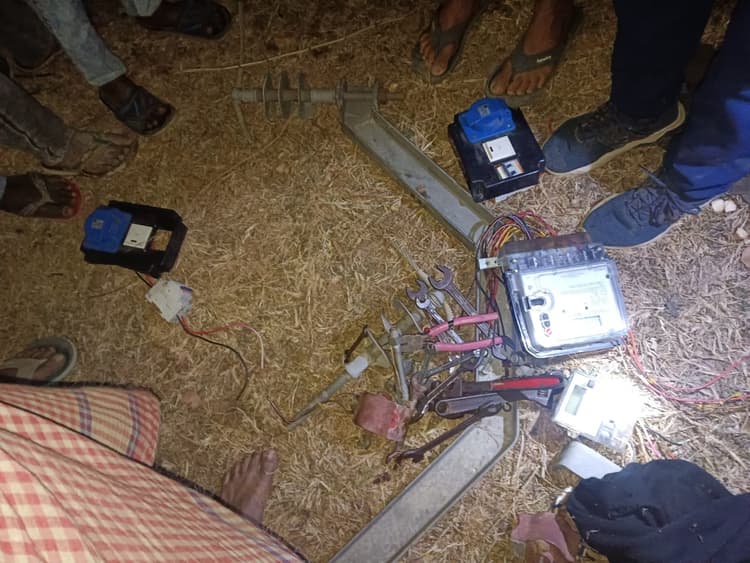Bokaro News: बिजली का उपकरण चुराते युवक पकड़ाया