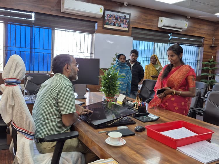 Giridih News :जनता दरबार में डीसी ने सुनीं लोगों की समस्याएं