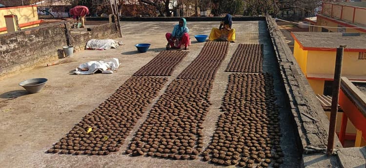 East Singhbhum News : चाकुलिया गौशाला में बनी सामग्री से देश भर में होगा होलिका दहन