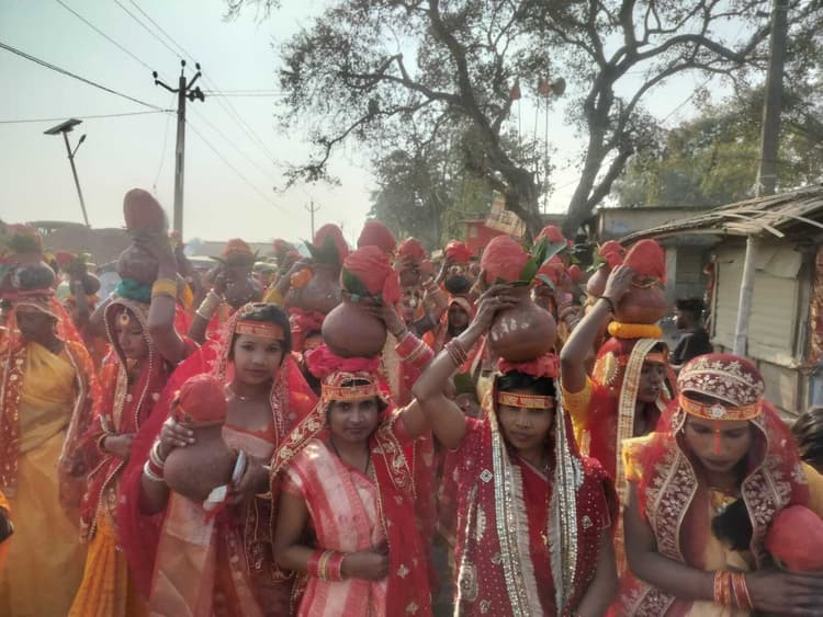 नव निर्मित नर्मदेश्वर महादेव मंदिर की स्थापना को ले निकली कलश यात्रा