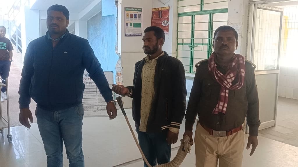 पुलिस ने बालू लदे दो ट्रैक्टर को किया जब्त, दो गिरफ्तार