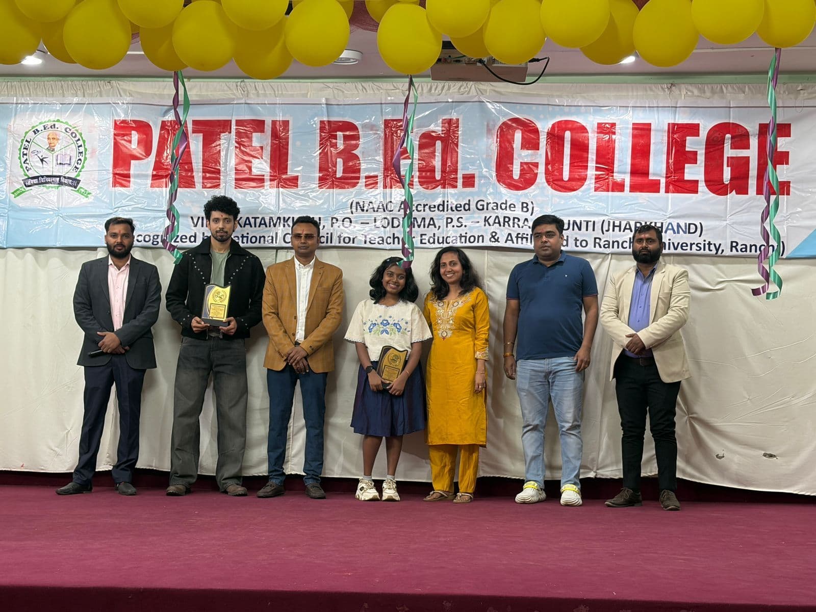 गायिका और अभिनेता पहुंचे पटेल बीएड कॉलेज