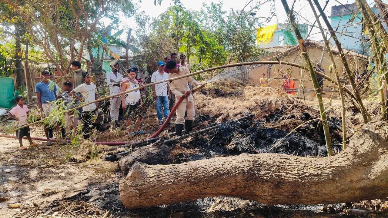 खलिहान में लगी आग, 1.50 लाख का धान व पुआल जलकर राख