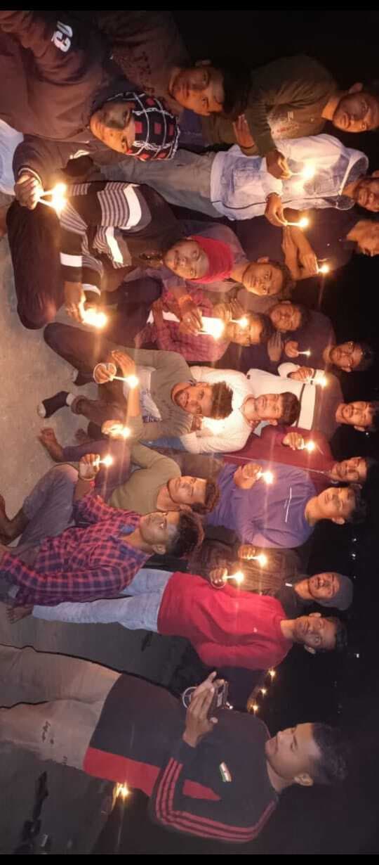 पुलवामा के शहीदों की याद में निकाला गया कैंडल मार्च