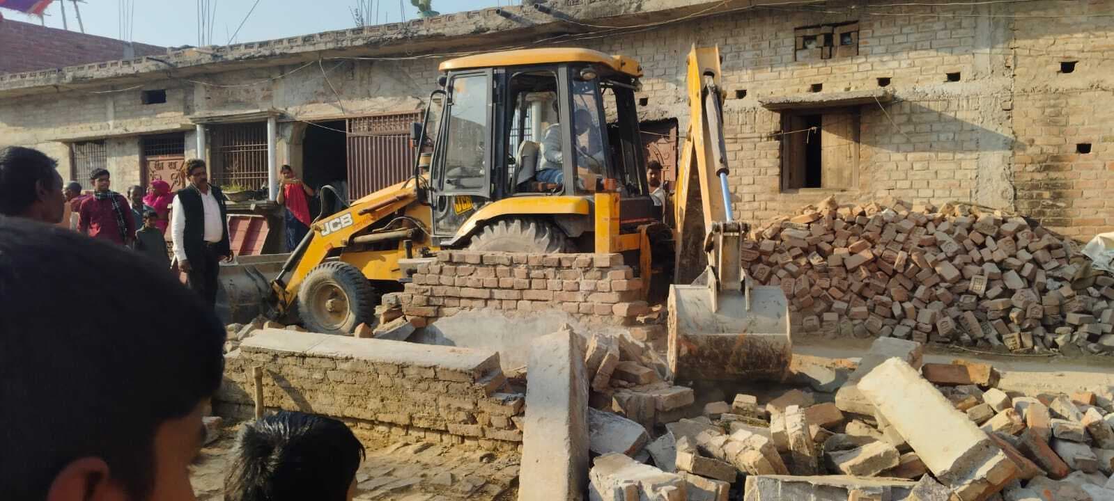 नप क्षेत्र के आवास बोर्ड सड़क से हटाया गया अतिक्रमण