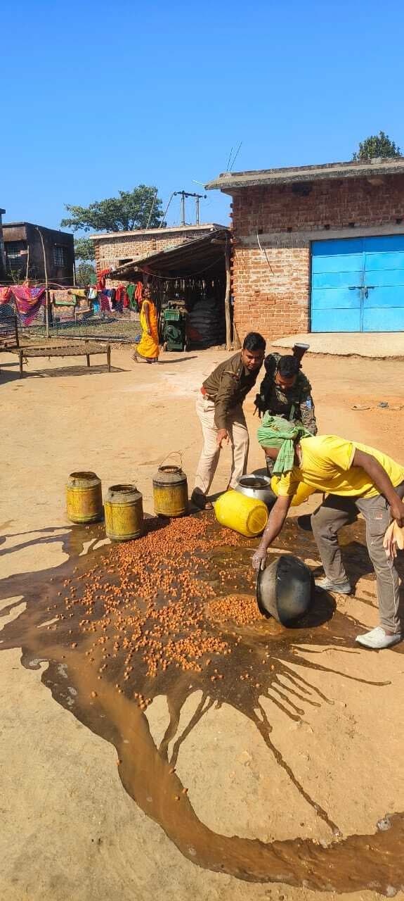 Giridih News :पुलिस ने 680 किलोग्राम जावा महुआ किया नष्ट