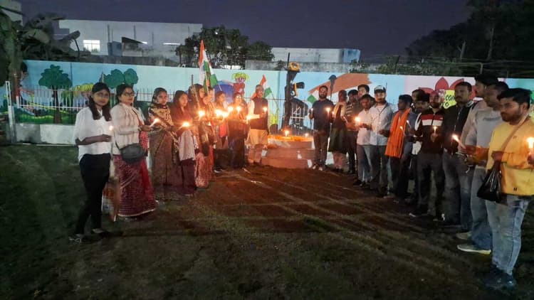 पुलवामा शहीदों को भाजयुमो कार्यकर्ताओं ने दी श्रद्धांजलि