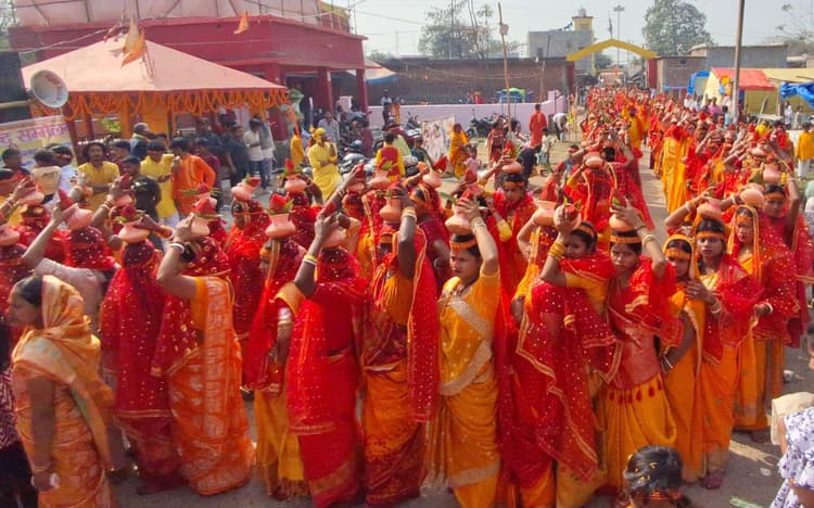 हिंदू सम्मेलन के दौरान अमौर शिव मंदिर से निकली गयी कलश यात्रा