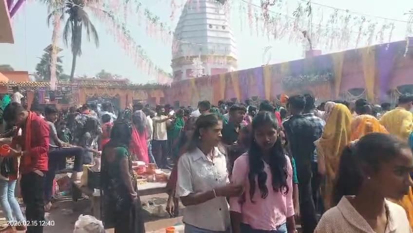धनकुंडनाथ शिव मंदिर प्रांगण में पूजा-अर्चना के लिए उमड़े श्रद्धालु