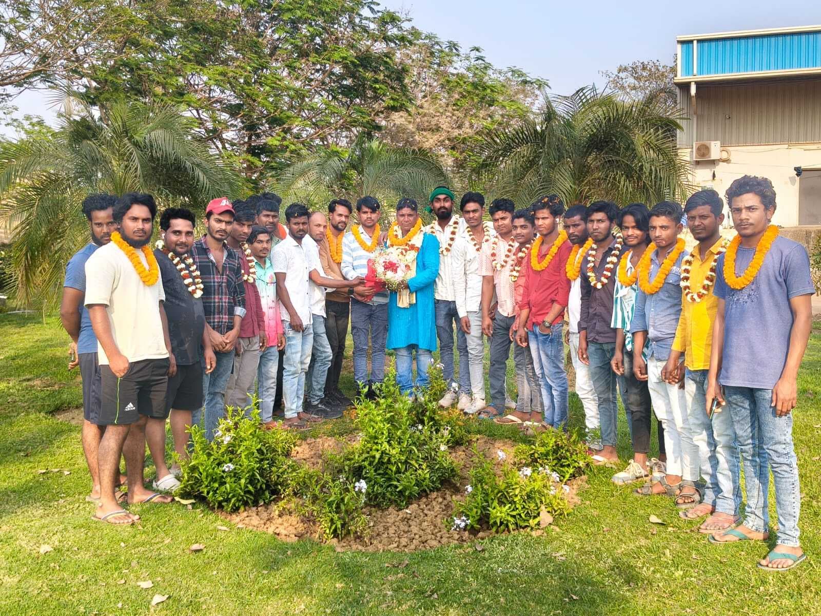 भुवनेश्वर पहुंचने पर ग्रामीण मजदूरों ने सरपंच को किया स्वागत