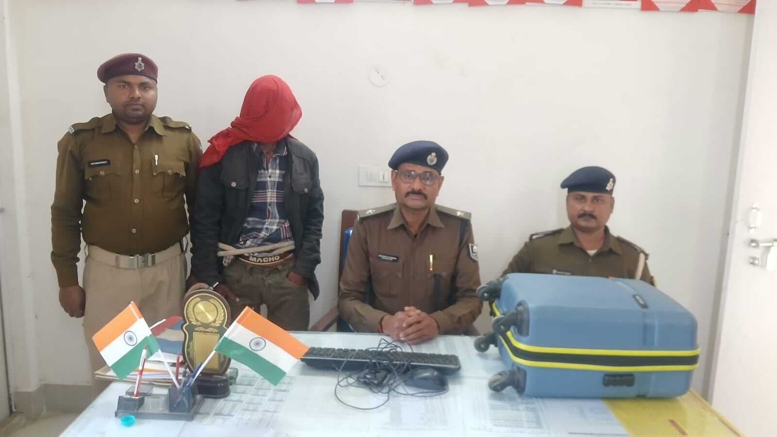 लाखों रुपये की जेवरात के साथ युवक गिरफ्तार