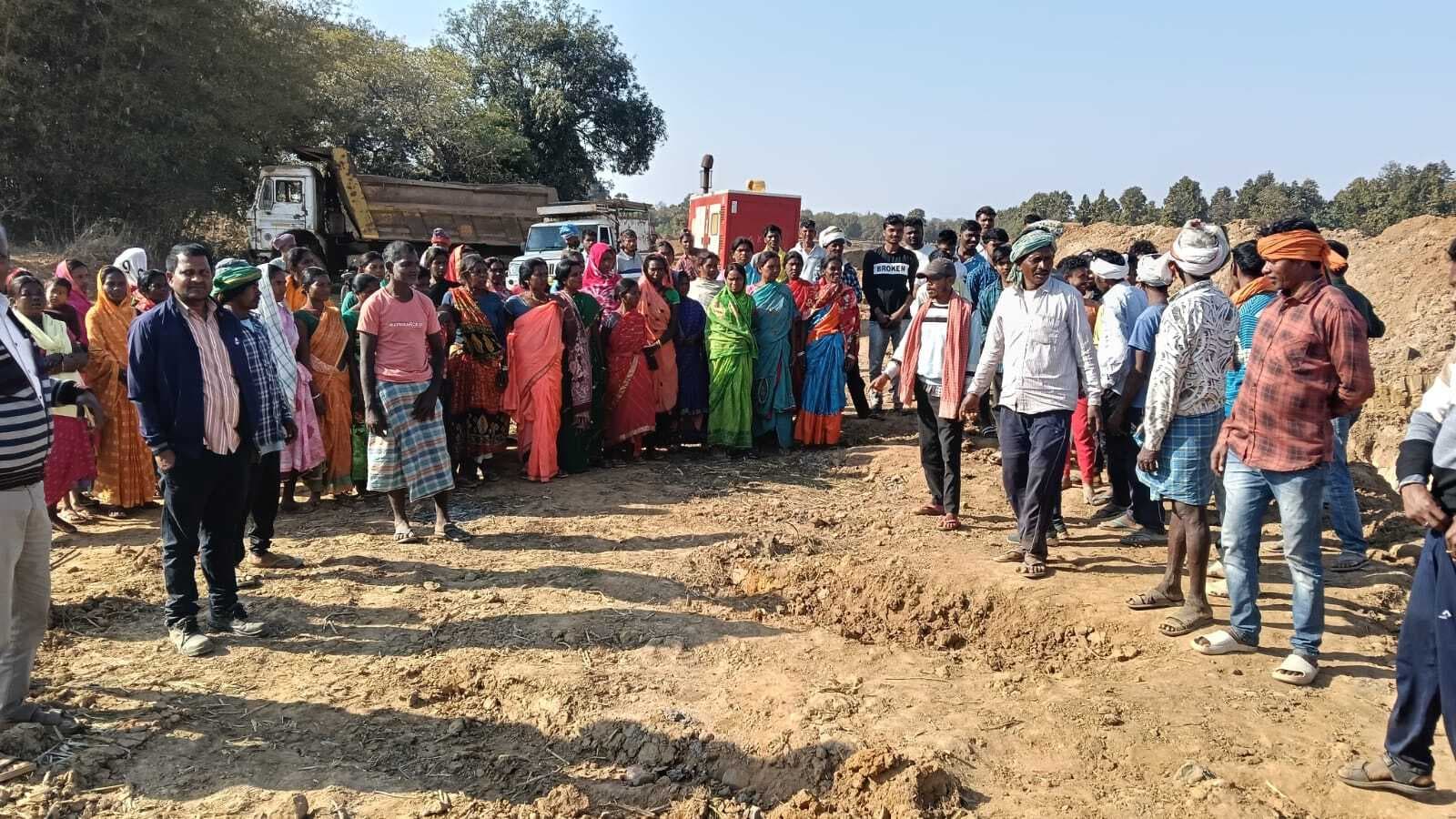 Giridih News :जमीन खोदे जाने से नाराज स्थानीय ग्रामीणों ने निर्माण कार्य रोका