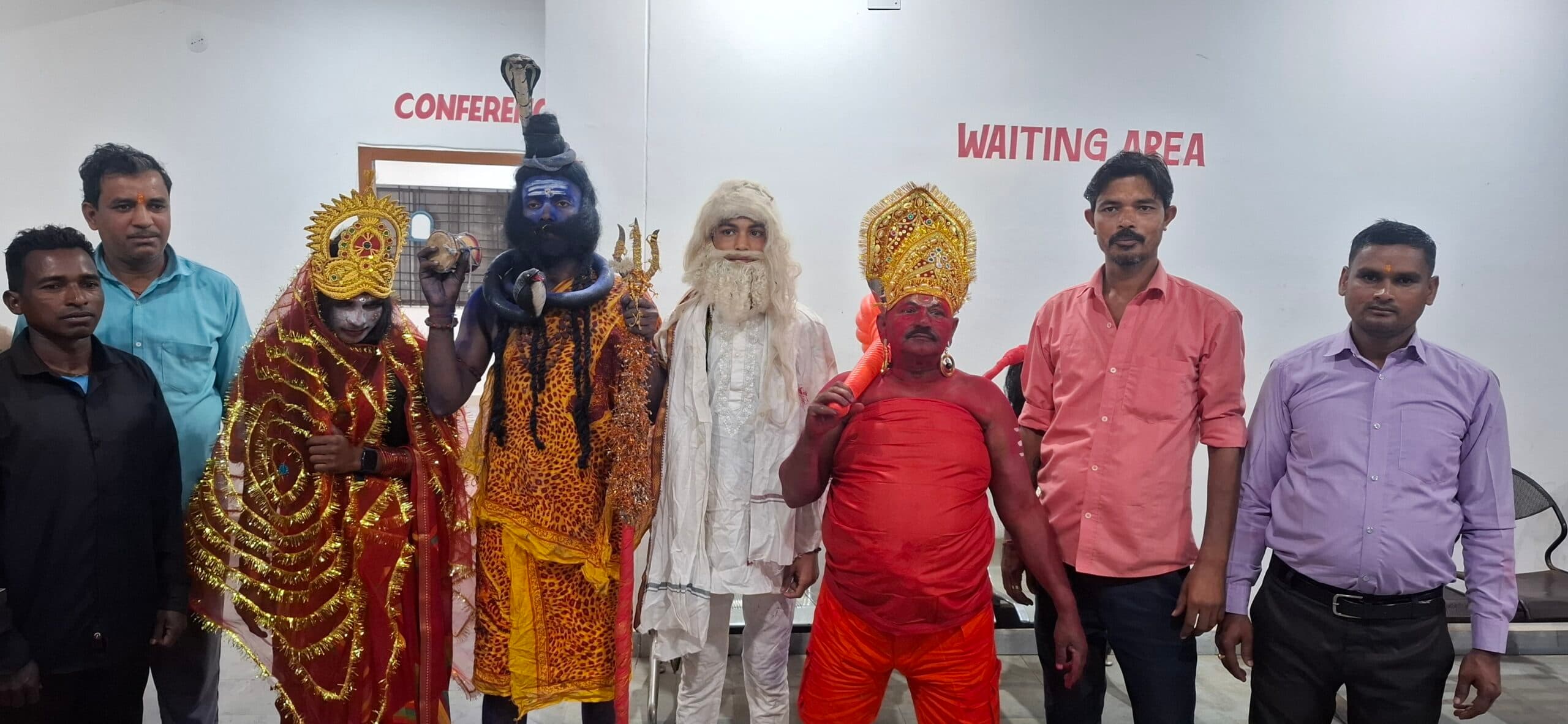 Giridih News :शिव भक्तों ने झांकियों संग निकाली भोलेबाबा की बरात