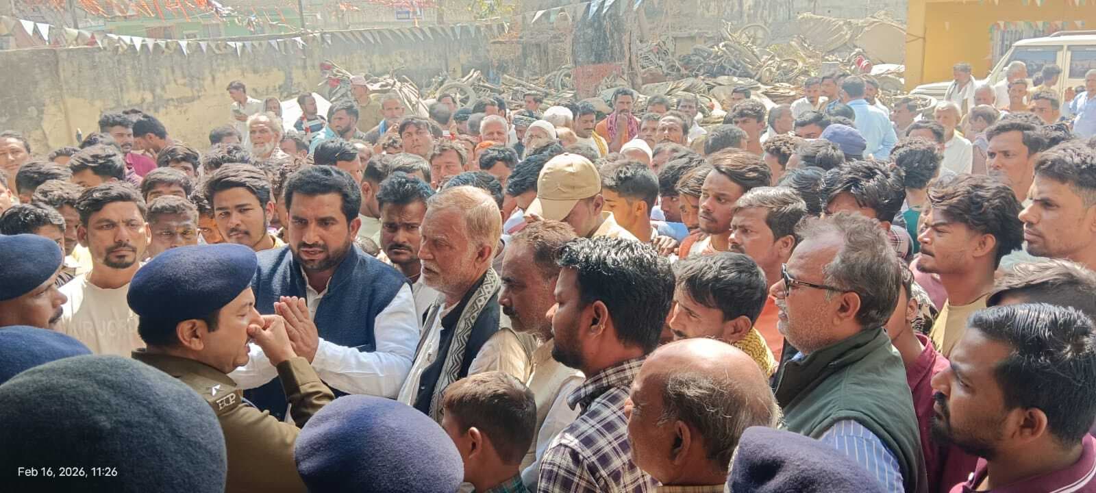 गलत तरीके से केस में फंसाने का आरोप लगा सैकड़ों लोग गिरफ्तारी देने पहुंचे थाने