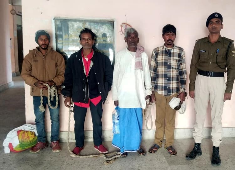 बाइक पर सवार 15 लीटर देसी शराब के साथ तस्कर व तीन शराबी गिरफ्तार