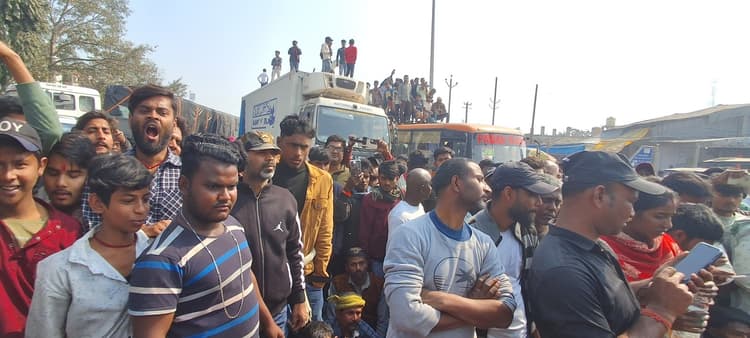 आग प्रभावित दुकानदारों ने किया एनएच 31 जाम, हजारों वाहन फंसे