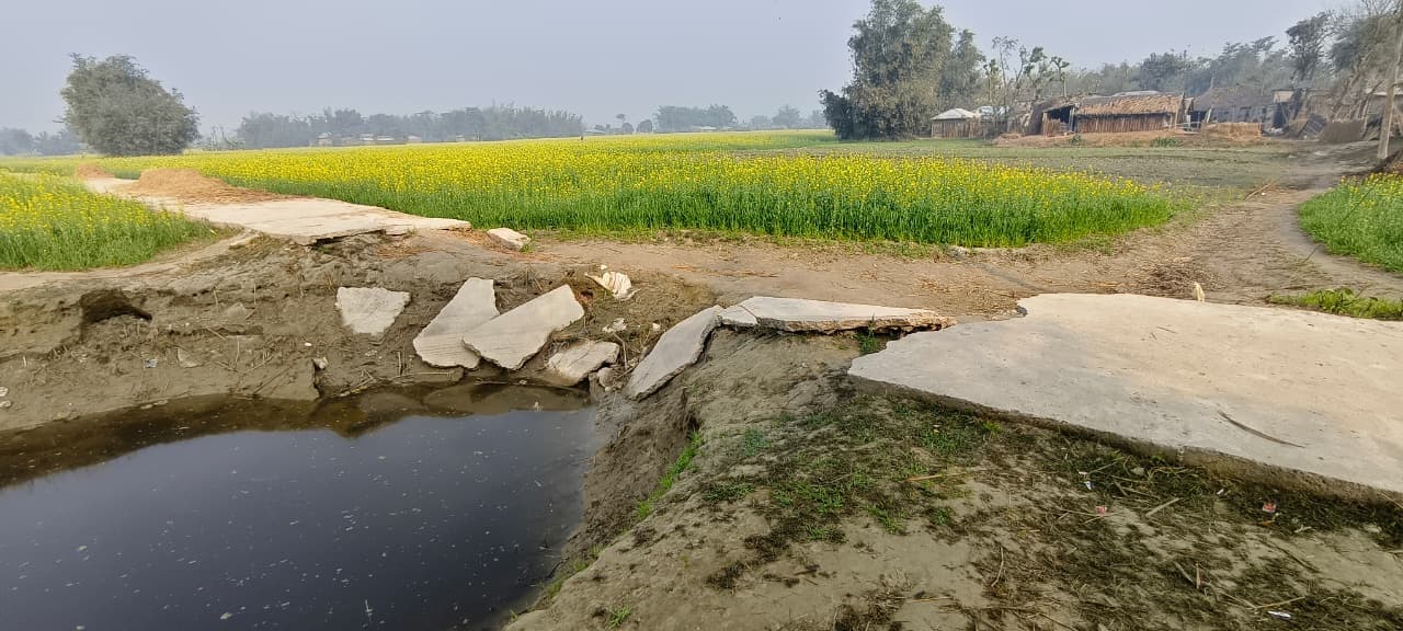बाढ में क्षतिग्रस्त सड़क का नहीं किया गया मरम्मतिकरण, ग्रामीणों में आक्रोश
