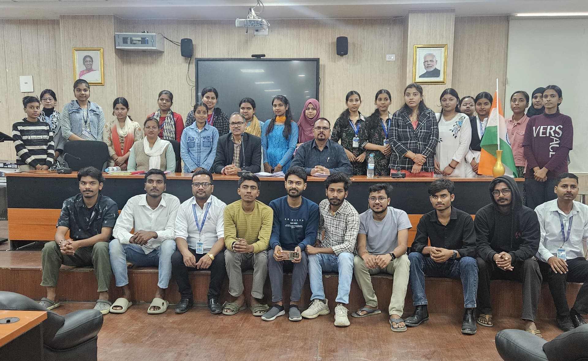 पढ़ने के साथ-साथ विषयवस्तु पर लिखने का भी अभ्यास जरूरी : प्रो विवेकानंद