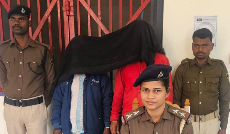 पिकअप वाहन से चोरी के छह मवेशी जब्त, दो गिरफ्तार