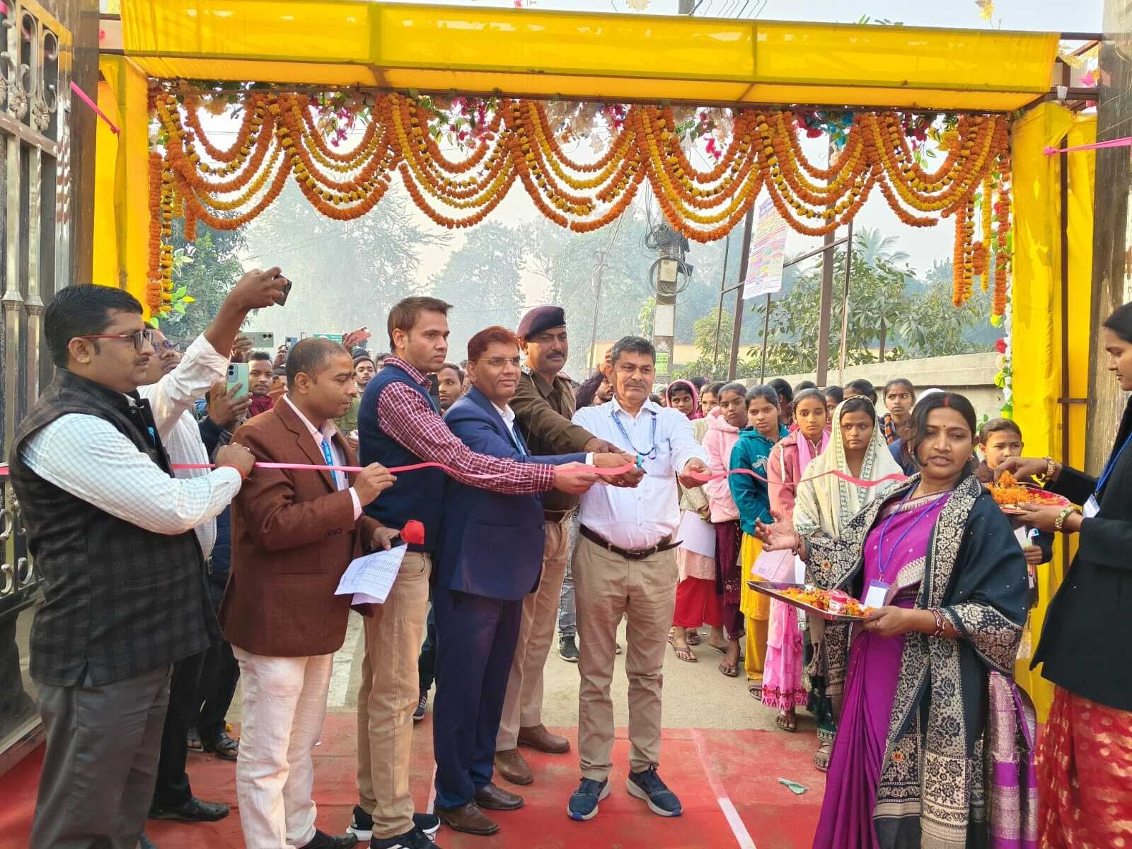 चंदन लगाकर परीक्षार्थियों का हुआ स्वागत