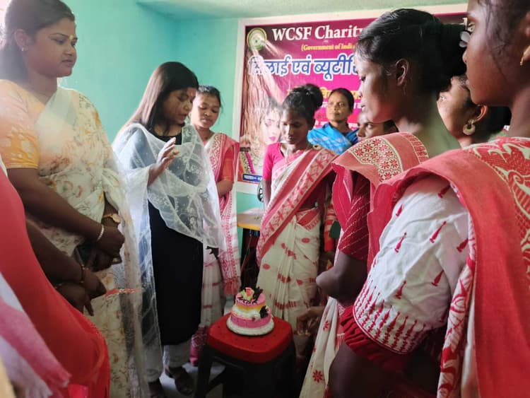 कर्रा में सिलाई प्रशिक्षण केंद्र का उद्घाटन