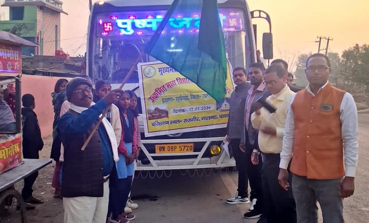 परिभ्रमण के लिए एचएम ने बस को हरी झंडी दिखा किया रवाना