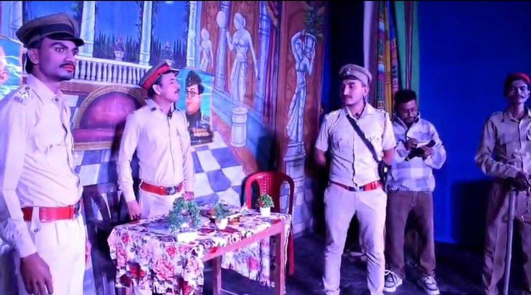 पुलिस अधिकारी के बेटा का अपहरण कर बना देता है अपराधी नाटक का मंचन