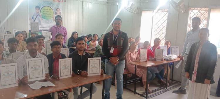 कुशल युवा कार्यक्रम के प्रशिक्षुओं को मिला प्रमाणपत्र