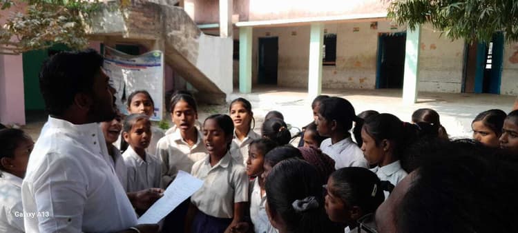 विद्यालय की समस्याओं को ले मुख्य पार्षद से मिले छात्र