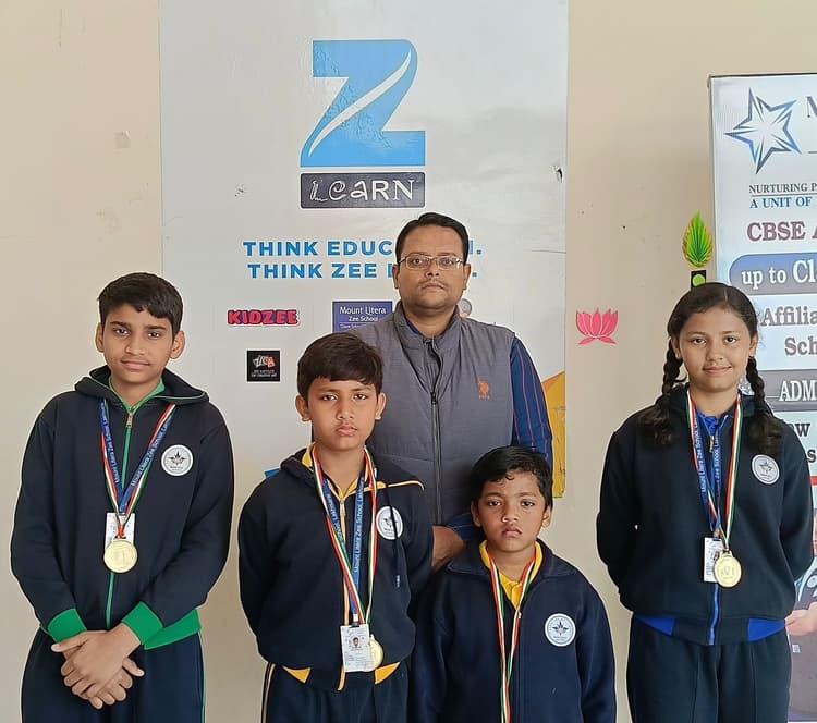 ओलंपियाड परीक्षा में गोल्ड मेडल प्राप्त करने वाले विद्यार्थियों को किया सम्मानित