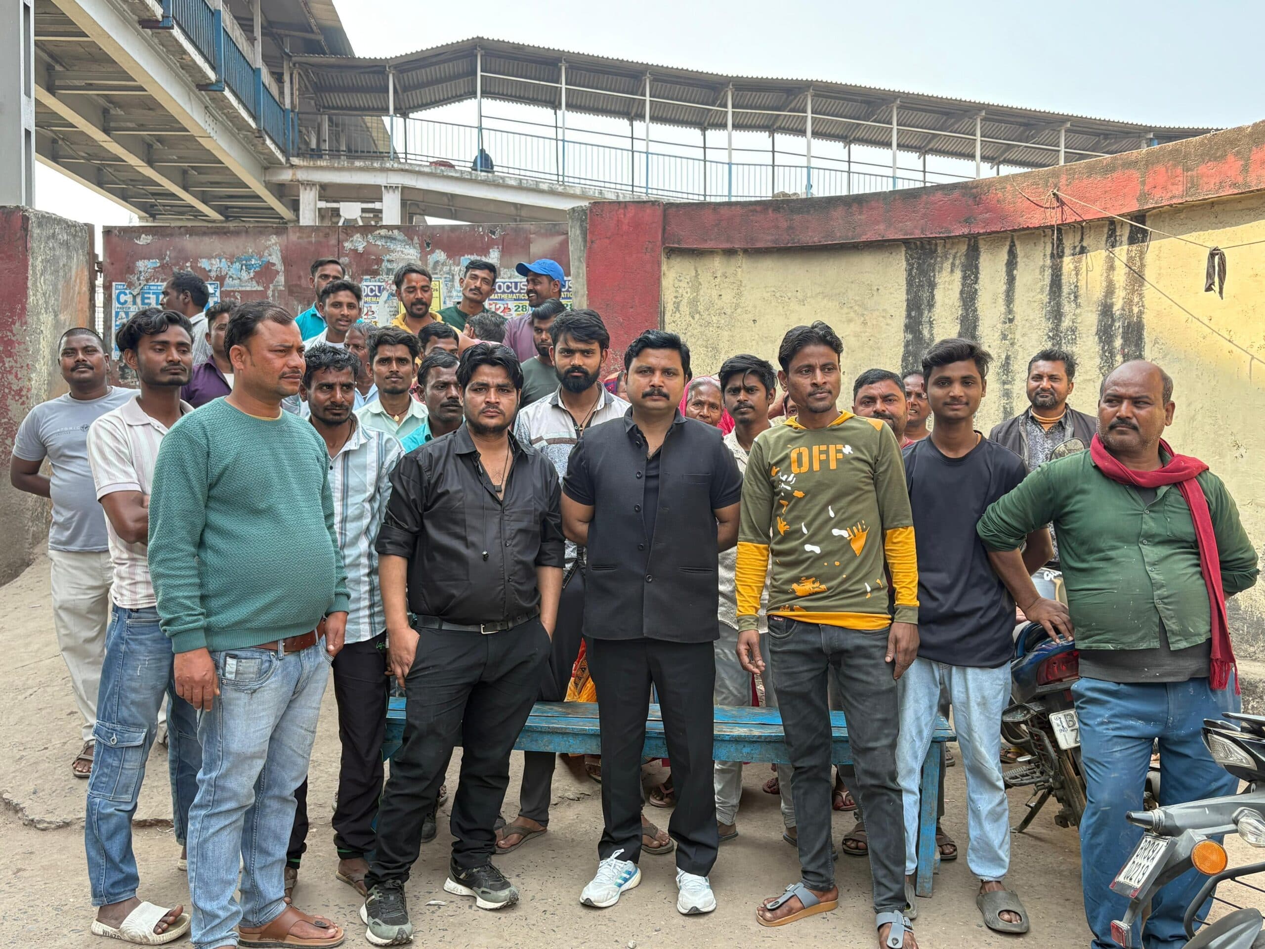 रेलवे स्टेशन के बाहर फुटकर दुकानदारों पर रोजी रोटी का मंडराया संकट