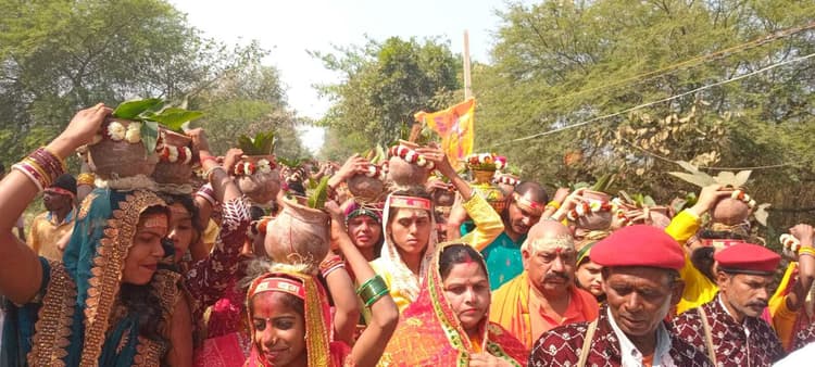 शंभुगंज में महारुद्र यज्ञ को लेकर निकाली गयी कलश यात्रा, भक्तिमय हुआ माहौल