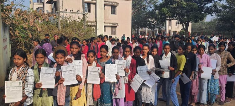 कटोरिया के तीन परीक्षा केंद्रोें से 52 परीक्षार्थी रहे अनुपस्थित