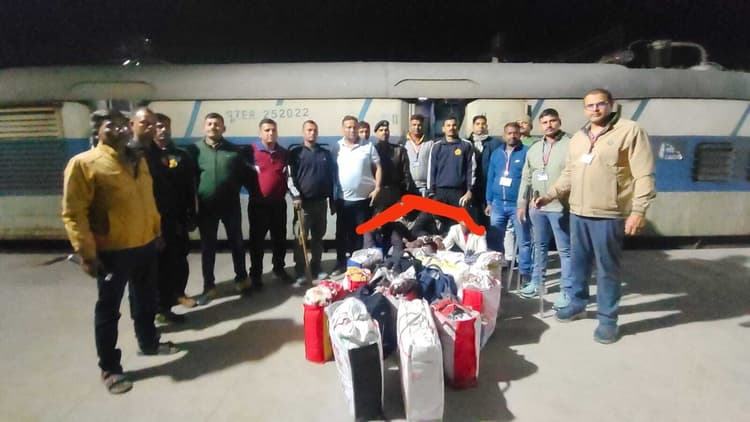 आसनसोल-गया पैसेंजर ट्रेन में 477 बोतल शराब जब्त