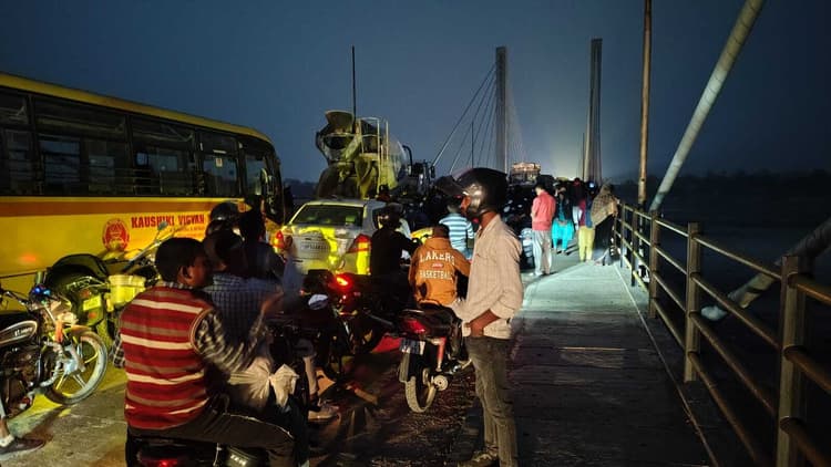 घरेलू रंजिश से परेशान होकर पति-पत्नी ने पुल से कोशी नदी में लगाया छलांग, लापता