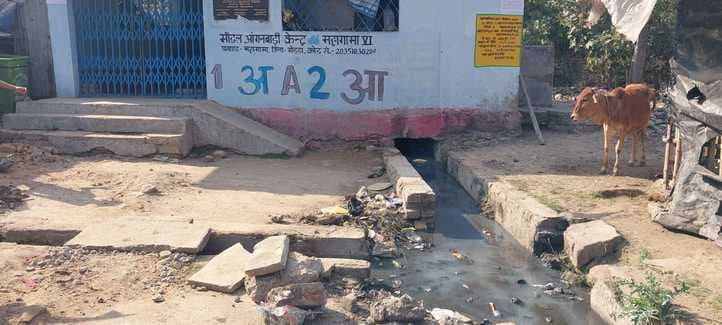 महागामा नगर पंचायत चुनाव : मतदान केंद्रों की बुनियादी सुविधाओं में खामियां