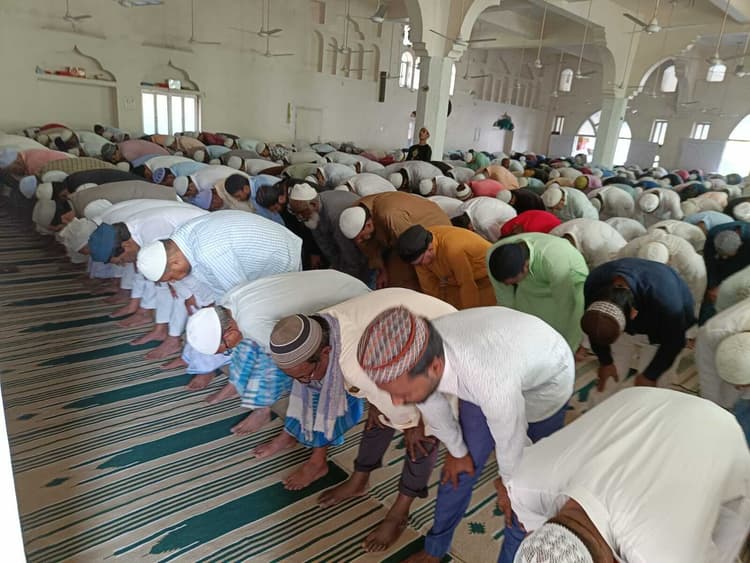 पहले जुमे को मस्जिदों में उमड़ी रोजेदारों की भीड़