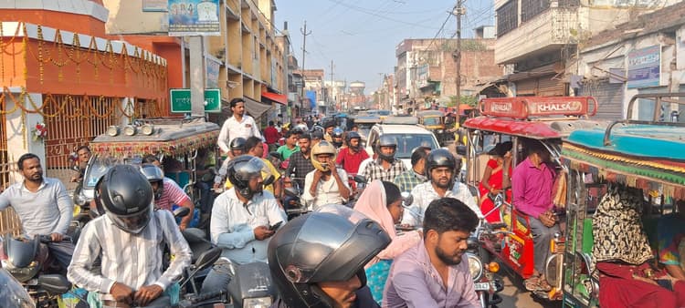भीषण जाम से थमा शहर का पहिया, परेशान रहे रोजेदार व शहरवासी